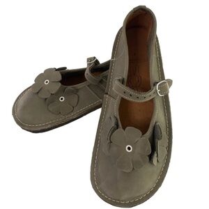 Bear Feet children’s leather shoes Size 7 Mary Janes gray flowers